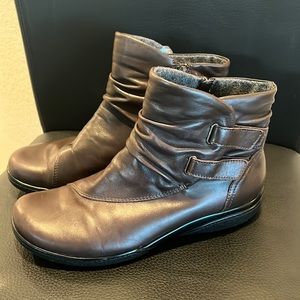 Clarks Collection soft cushion women’s rusched ankle booties in deep brown Sz9